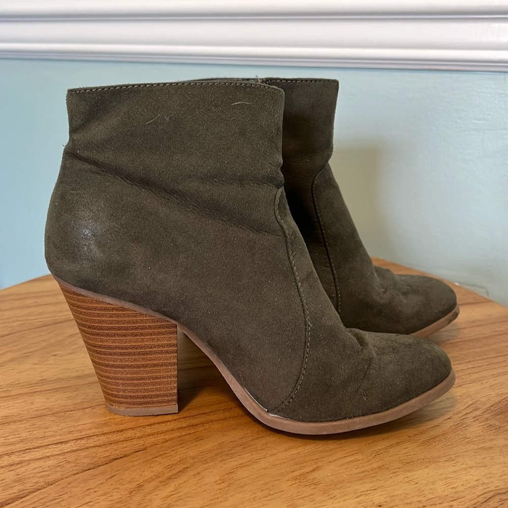 Green suede boots